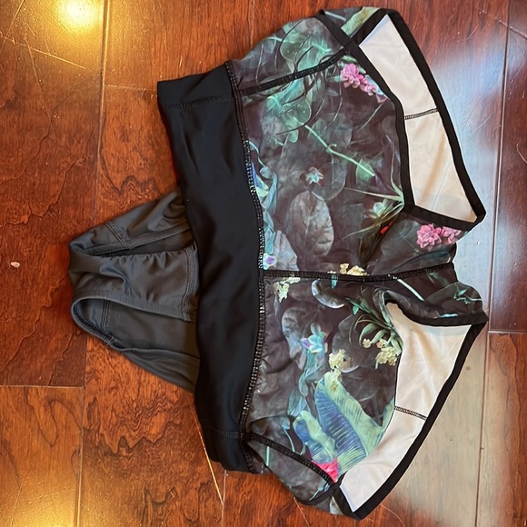 Lululemon Speed Shorts Curious Jungle, Size 4 - Picture 4 of 4